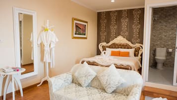 Suite Room | Living area | Flat-screen TV