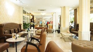 A spacious lobby with leather sofas, a marble coffee table, and a reception desk. - Westgate Residence Hotel (Bang Yai)