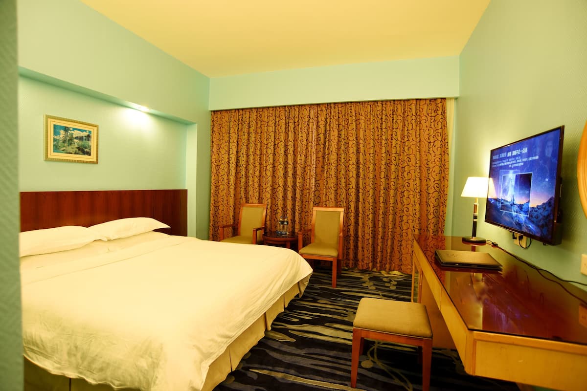 Business Double Room | Minibar, in-room safe, desk, blackout drapes