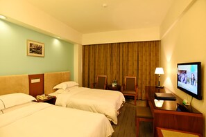 ミニバー、セーフティボックス (室内)、デスク、遮光カーテン