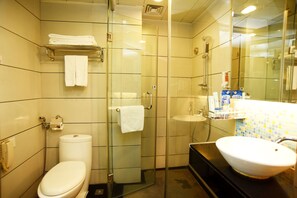 Business Twin Room | Bathroom | Shower, free toiletries, hair dryer, slippers - Tokai Hotel (Guangzhou)