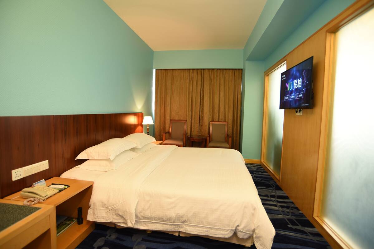 Business Suite | Bathroom | Shower, free toiletries, hair dryer, slippers