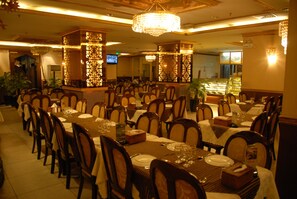 حيث تُقدم وجبات الإفطار، الغداء، العشاء، الأطباق التركية