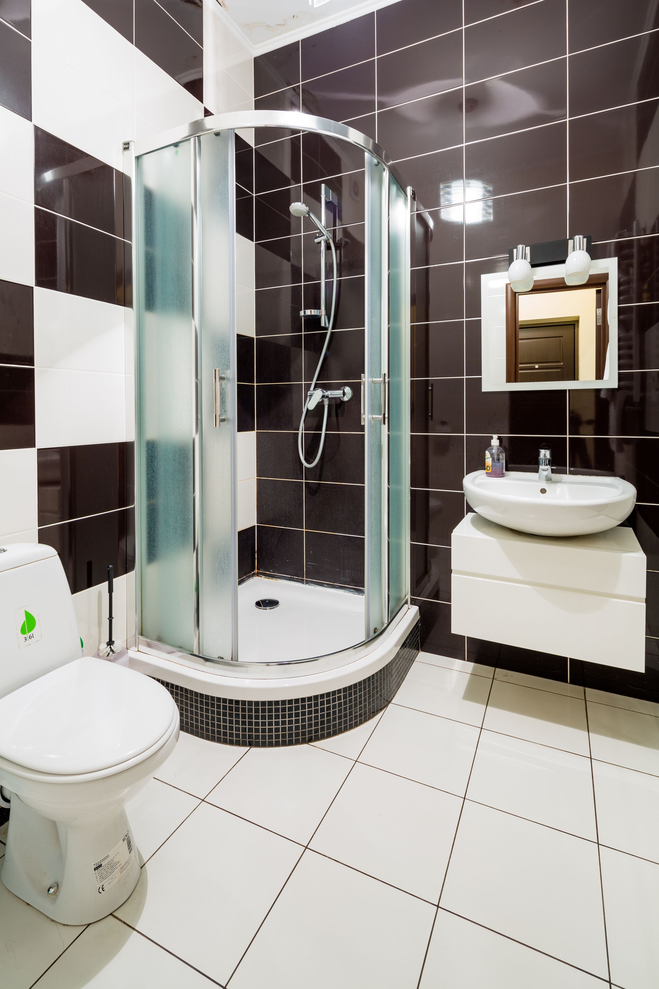 Standard Apartment, Kitchenette | Bathroom | Shower, free toiletries, hair dryer