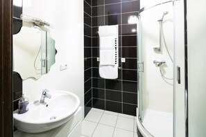 Buồng tắm vòi sen, đồ dùng nhà tắm miễn phí, máy sấy tóc