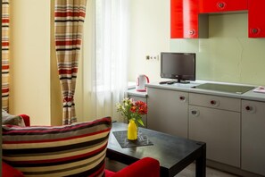 Fridge, stovetop, electric kettle, cookware/dishes/utensils