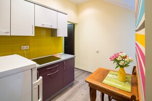 Apartment, Kitchenette | Private kitchen | Fridge, stovetop, electric kettle, cookware/dishes/utensils