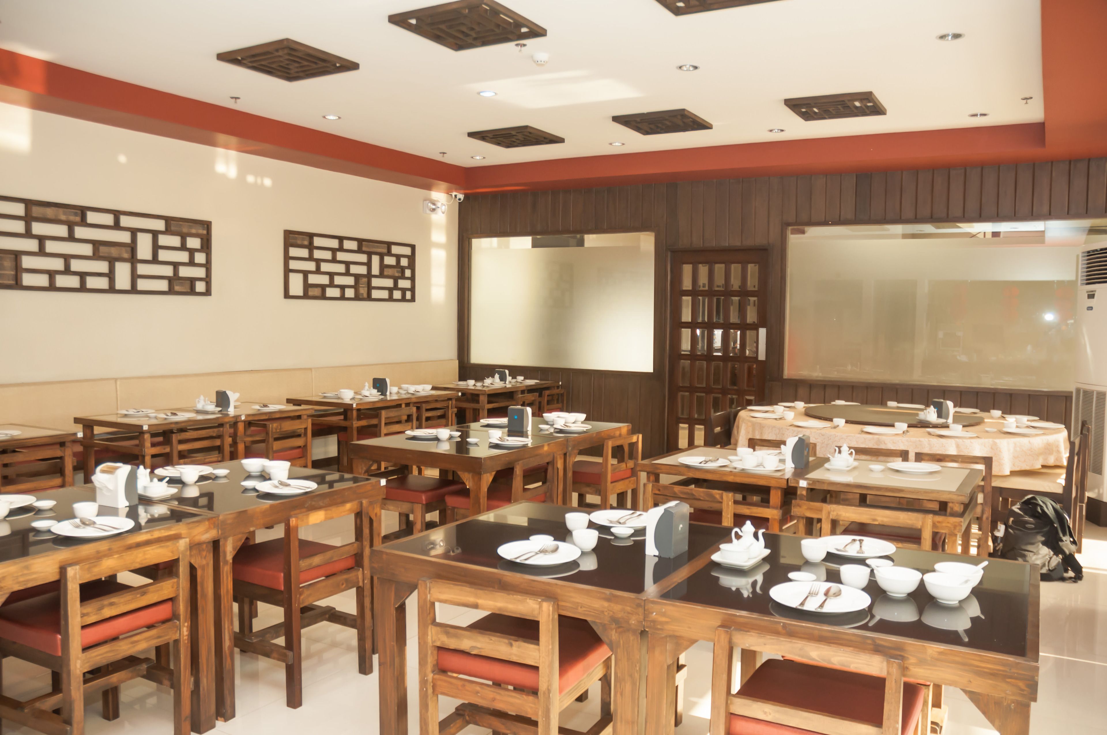 Comedor con varias mesas y sillas, equipado con juegos de comedor.