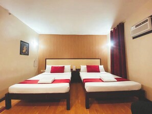 Family Suite | Blackout drapes, iron/ironing board, bed sheets