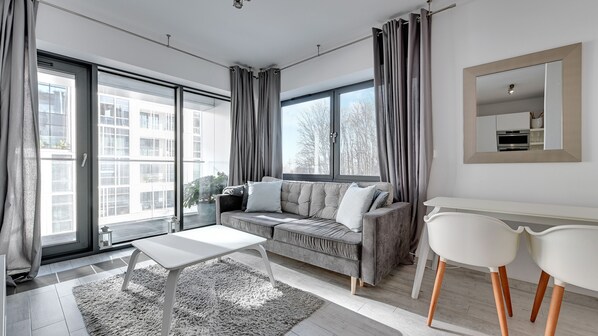 Appartamento Comfort, 1 camera da letto, balcone (4 people) | Soggiorno | TV a schermo piatto 32 pollici con canali via cavo, TV