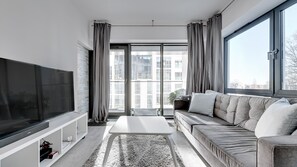 Departamento Confort, 1 habitación, balcón (4 people) | Sala de estar | Televisión de pantalla plana de 32 pulgadas con canales por cable