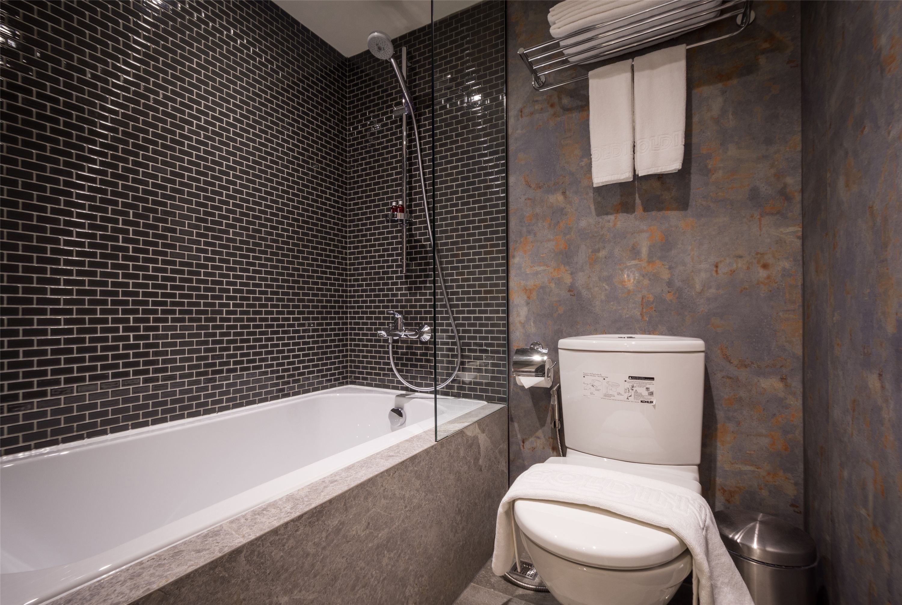 Une salle de bain avec une baignoire, des toilettes et une douche.