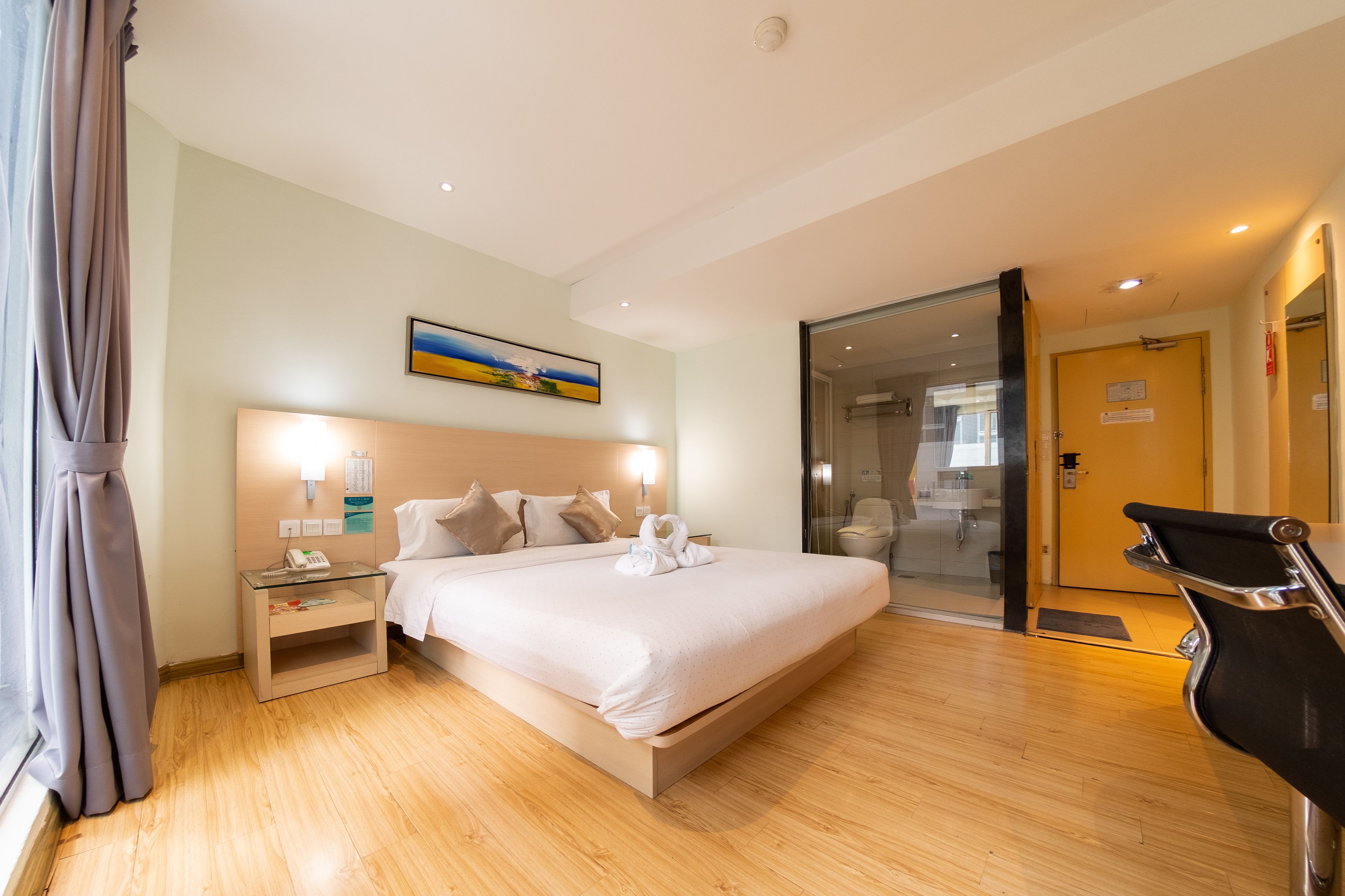 Escritorio y ropa de cama 