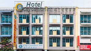 A multi-story building with a sign for "City Comfort Inn" and a restaurant named "Restoran Tangak Beef Noodles". - City Comfort Inn Puchong (Puchong)
