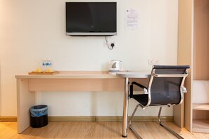 Desk, bed sheets - City Comfort Inn Puchong (Puchong)