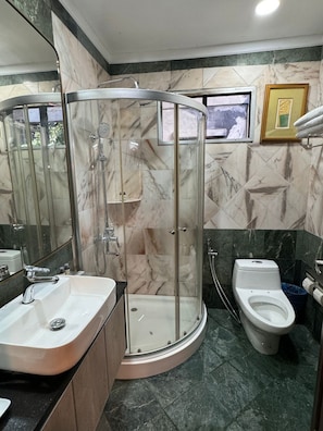 A bathroom with a glass-enclosed shower, a sink, and a toilet. - Shari-La Island Resort (Pulau Perhentian Kecil)