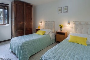 Twin Room, 2 Single Beds, Shared Bathroom | Desk, cots/infant beds, free WiFi