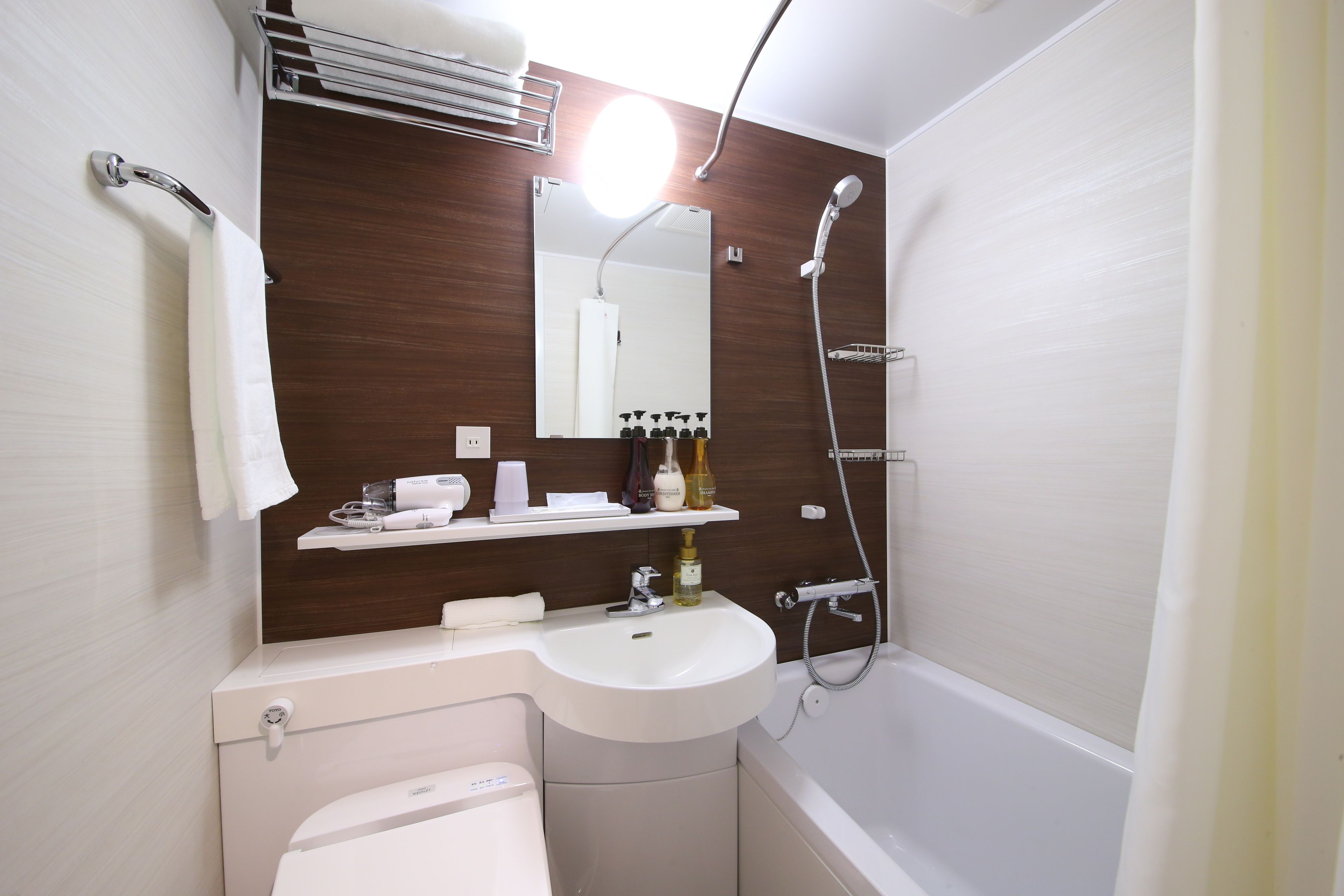 combined shower/bathtub, free toiletries, hair dryer, slippers