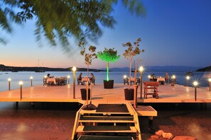 2 restaurantes; se sirve desayuno, almuerzo, cena y brunch