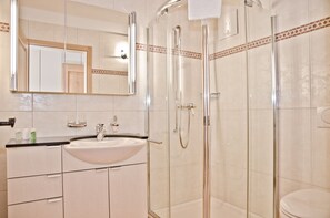 Apartment, 3 Bedrooms, Balcony, Mountain View (3 Ensuite Bathrooms) | Bathroom