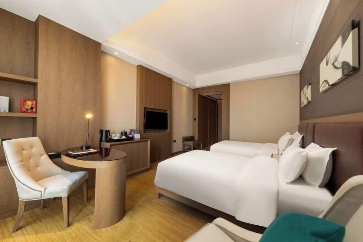 Minibar, caja de seguridad en la habitación y escritorio 