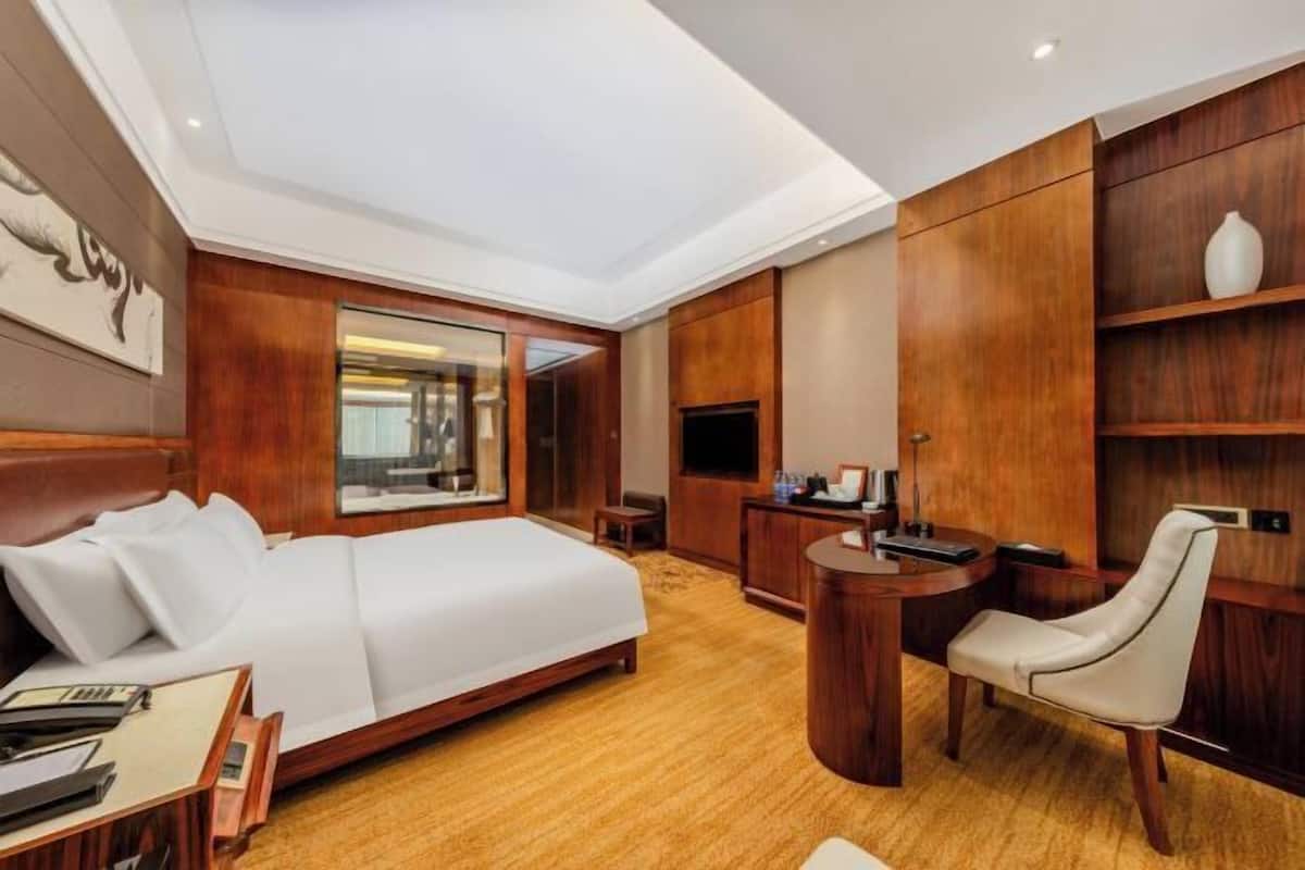Minibar, caja de seguridad en la habitación y escritorio 