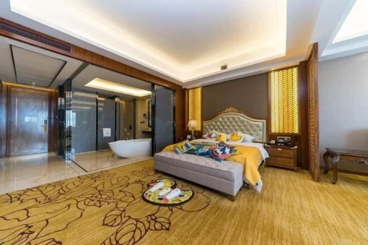 Minibar, in-room safe, desk, blackout curtains