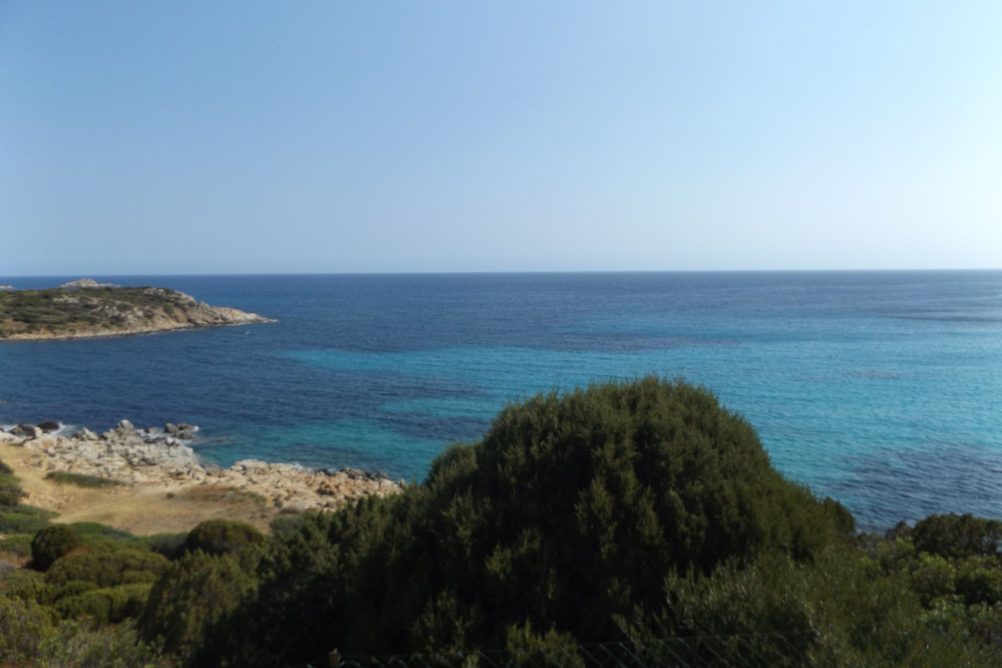 beach nearby, white sand, 20 beach bars