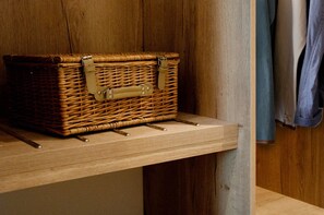 A wicker suitcase with leather straps on a wooden shelf. - Hotel Angler Hof (Süderbrarup)