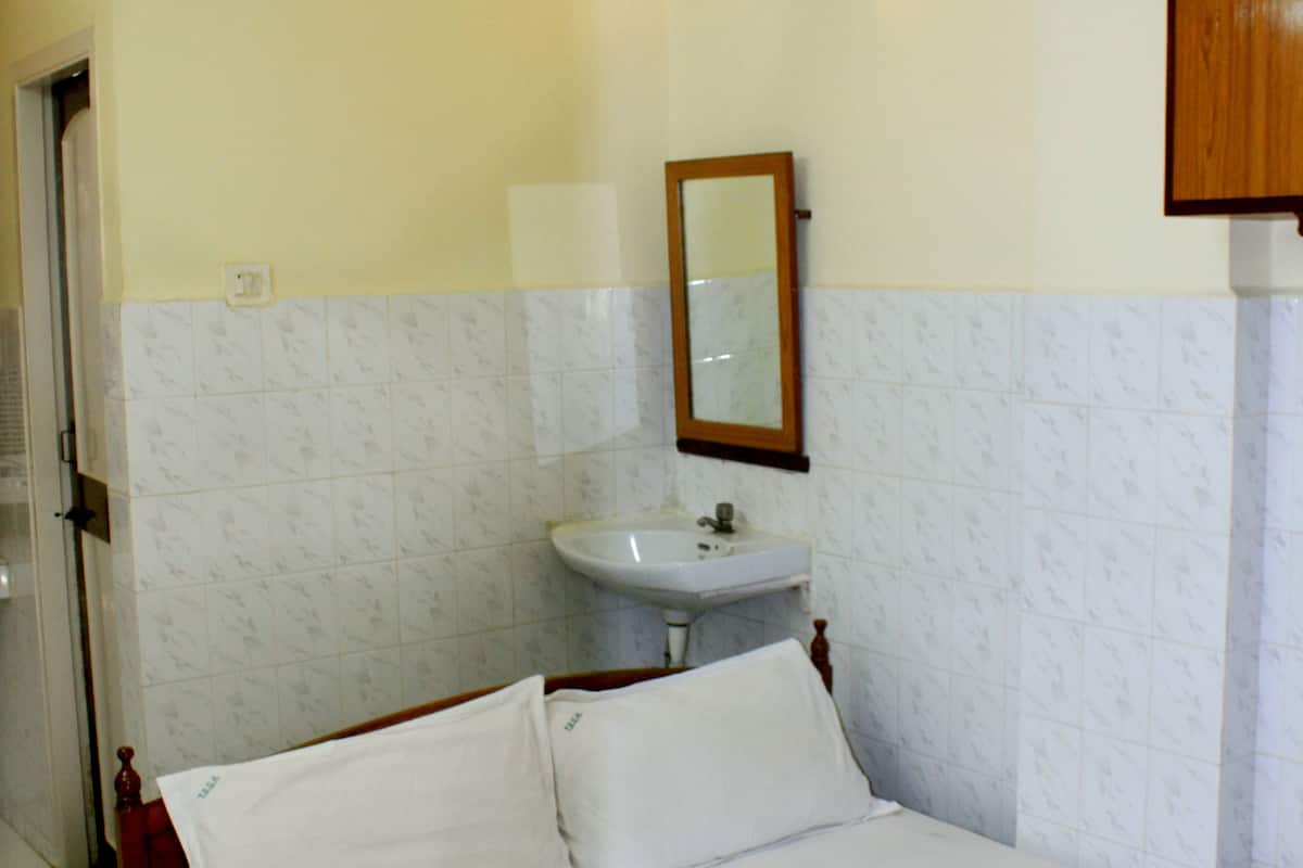 Rollaway beds, free WiFi