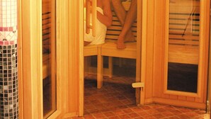 Een sauna met houten wanden en een betegelde vloer.