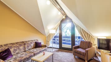 Junior Suite (Main Building) | Living area | 70-cm flat-screen TV with satellite channels, TV