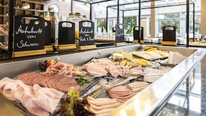 Dagelijks ontbijtbuffet (EUR 6 per persoon)