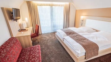 Quarto casal ou duplo (Main Building or Annex Building) | Cofres nos quartos, escrivaninha, ferros/tábuas de passar roupa