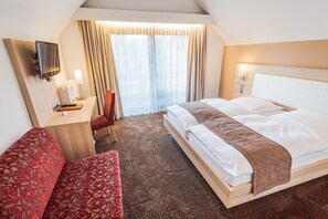 Double or Twin Room (Main Building or Annex Building) | In-room safe, desk, iron/ironing board, cribs/infant beds - Hotel Schützenhof (Eitorf)