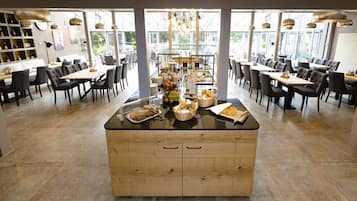 Déjeuner et dßner servis sur place, spécialités Cuisine allemande