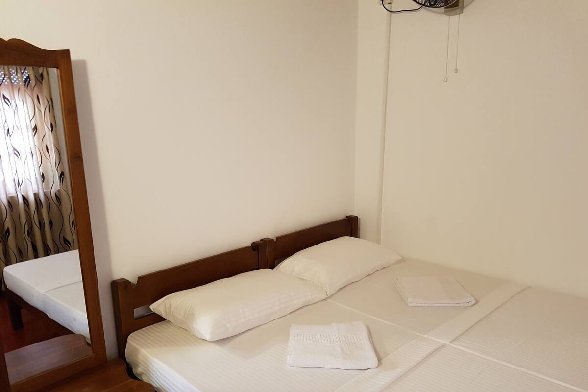 Premium bedding, iron/ironing board, free WiFi
