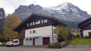 Vista frontal de la propiedad