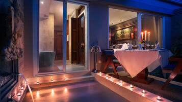 Luxury Room with Private Outdoor Jacuzzi - Daily access to the Prampi Lounge for 1 hour per entrance | Ylelliset vuodevaatteet, Select Comfort -patjalliset sängyt, minibaari