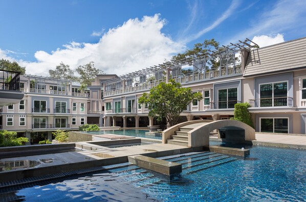 Außenpool, geöffnet von 06:00 Uhr bis 21:00 Uhr, Sonnenschirme