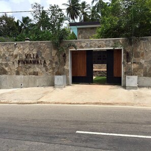Front of property - Villa Pinnawala (Rambukkana)