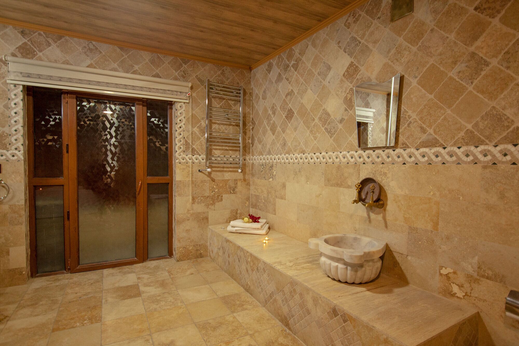 luxury room, non smoking, mountain view | bathroom | slippers, towels