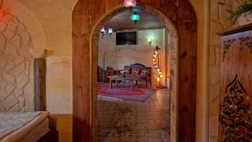 Habitación familiar | Minibar, escritorio, insonorización y tabla de planchar con plancha