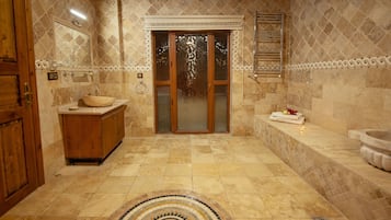 Chambre Luxe, non-fumeurs, vue montagne | Salle de bain | Chaussons, serviettes fournies