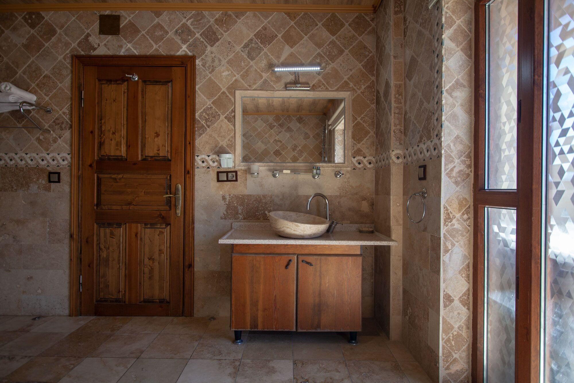 luxury room, non smoking, mountain view | bathroom | slippers, towels