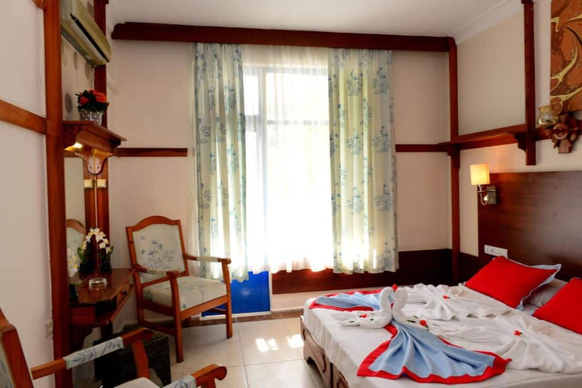 Premium bedding, minibar, desk, soundproofing