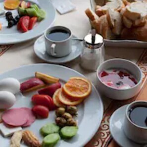 Tägliches Frühstücksbuffet (4 EUR pro Person)