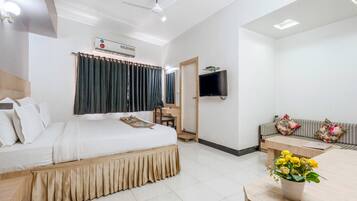 Deluxe Double or Twin Room | Desk, iron/ironing board, free WiFi