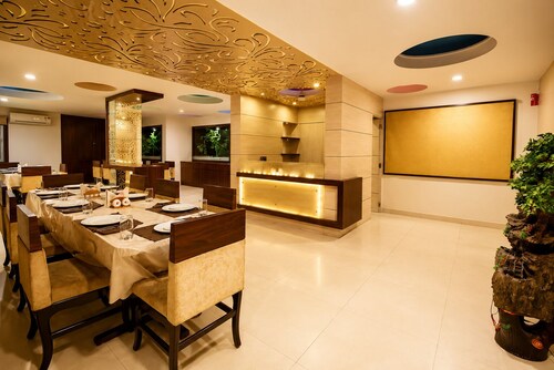 Ashish Palace - A City Center Hotel