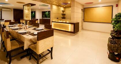Ashish Palace - A City Center Hotel